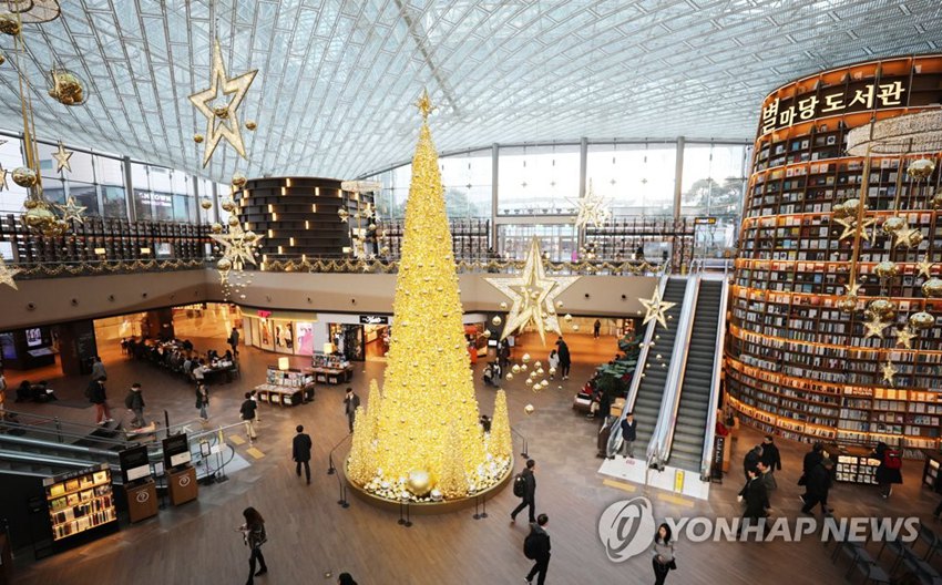 金色聖誕樹亮相首爾會展中心 璀璨閃耀吸引眼球【組圖】【2】
