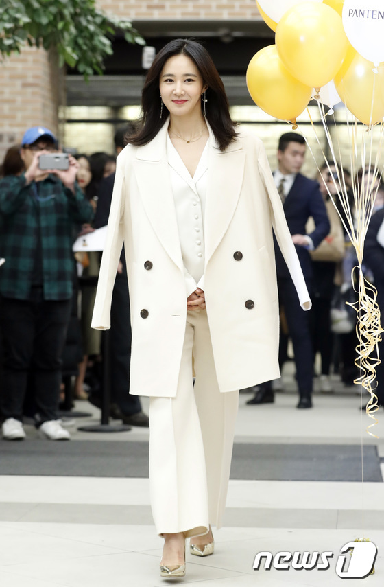 少女时代徐珠贤权俞利形成强烈对比 前者"搔首弄姿"后者"神态自若"