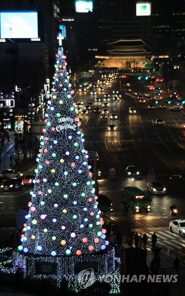 首爾廣場的聖誕樹12月2日正式亮燈。