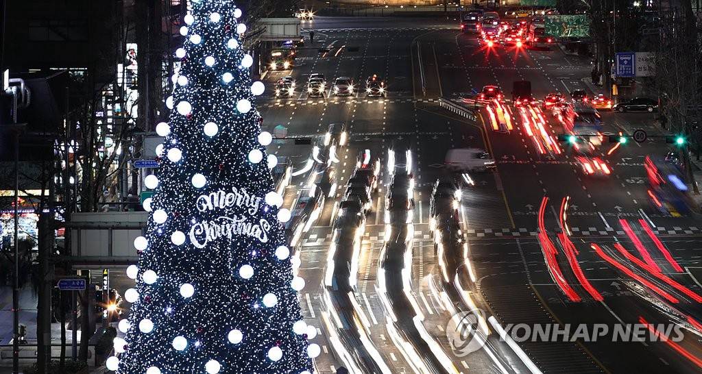首爾廣場巨型聖誕樹正式亮燈，營造濃厚的節日氛圍。