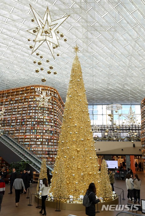 12米高超大型聖誕樹亮相位於韓國首爾江南區三成洞的Styfield會展中心。金色裝飾的聖誕樹如繁星般璀璨閃耀，格外吸引眼球。
