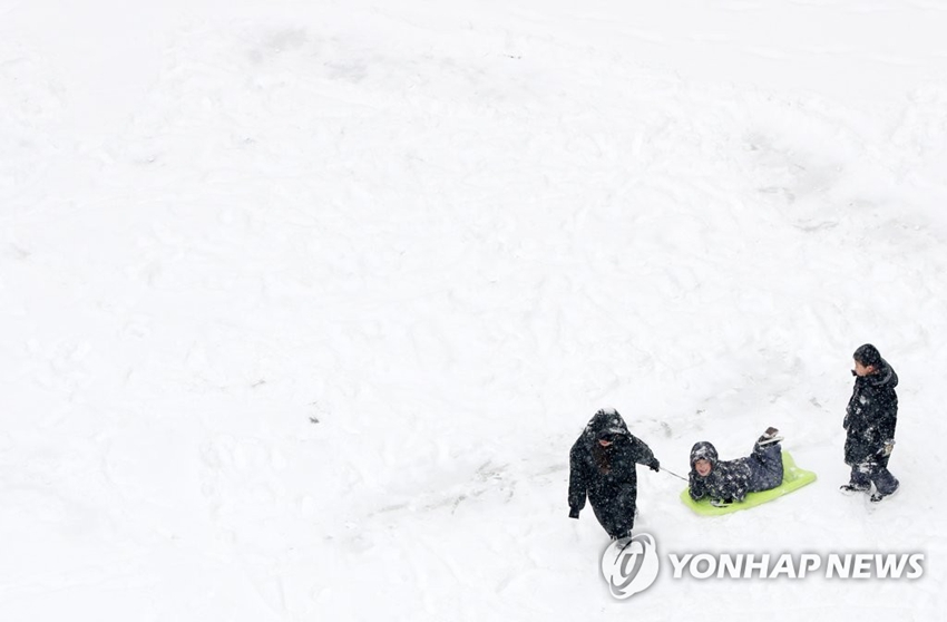 韓國江原道大部分地區發布大雪預警。圖為在春川，孩子們在雪地裡嬉戲。