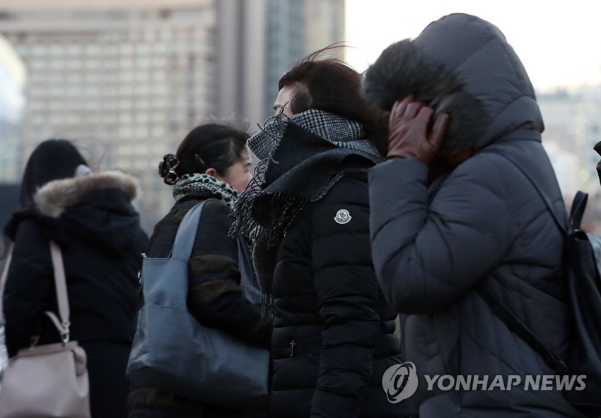 11日上午，韓國首爾氣溫降至零下七度。市民戴上帽子、圍巾、手套，全副武裝，抵御寒風。