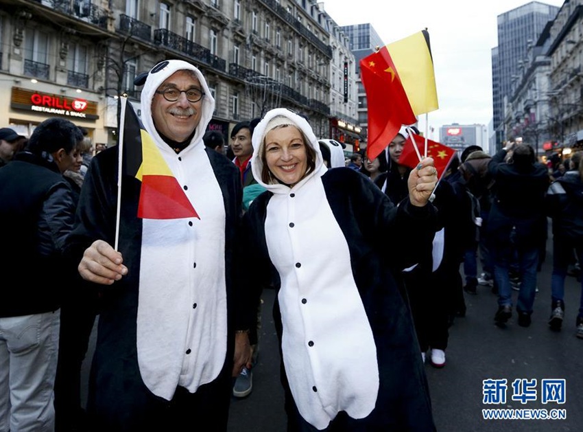 這是2017年1月28日，在比利時布魯塞爾，一對夫婦裝扮成熊貓參加春節巡游。新華社記者 葉平凡 攝
