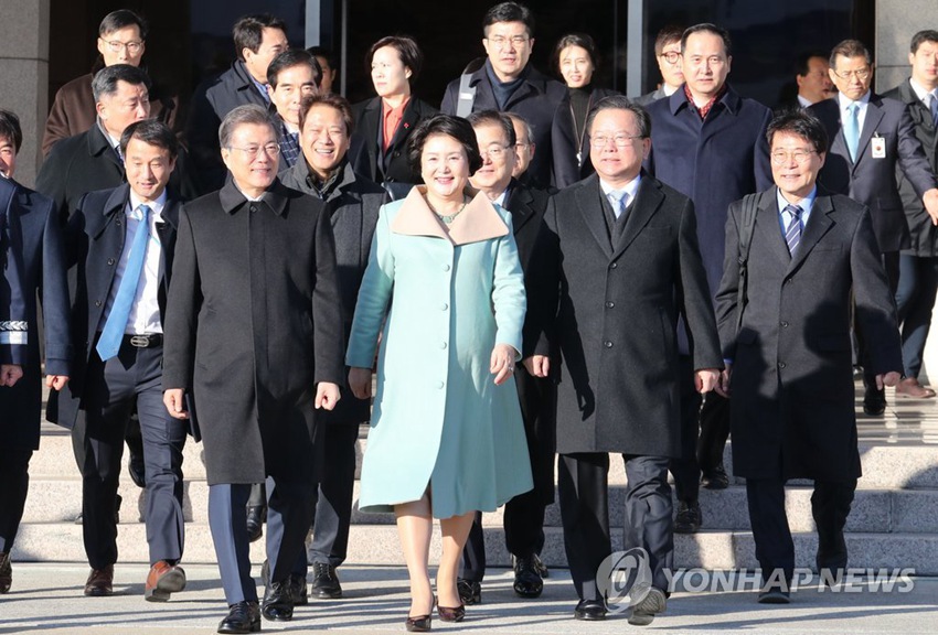 韓國總統文在寅13日上午乘專機從首爾啟程來華，第一夫人金正淑同行。