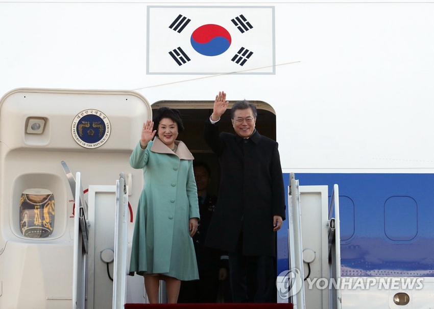 韓國總統文在寅13日上午乘專機從首爾啟程來華，第一夫人金正淑同行。