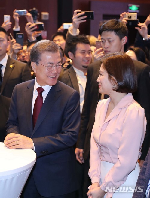 韓國總統文在寅出席中韓經貿合作交流會開幕式 與韓星宋慧喬EXO親切握手【組圖】