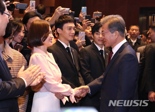 韓國總統文在寅出席中韓經貿合作交流會開幕式 與韓星宋慧喬EXO親切握手【組圖】【2】