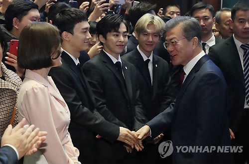 韓國總統文在寅出席中韓經貿合作交流會開幕式 與韓星宋慧喬EXO親切握手【組圖】【3】