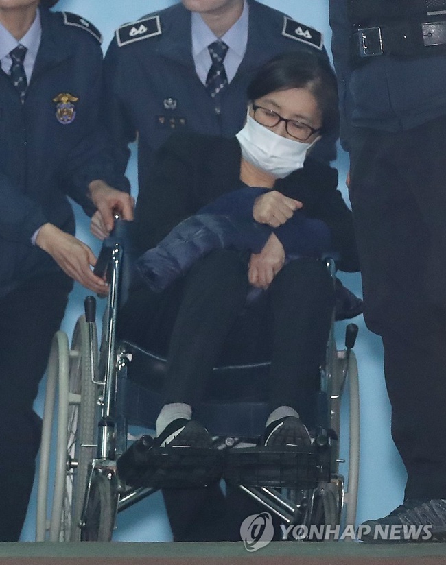 韓檢方提請判處25年監禁 崔順實情緒激動坐輪椅離開法院【組圖】