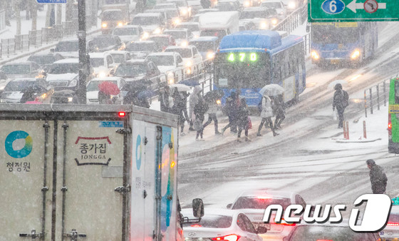 韓國氣象廳發布首爾和京畿道等地大雪預警。