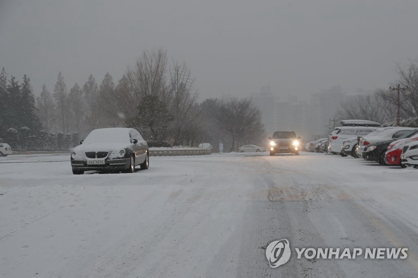韓國首爾汝矣島從18日凌晨降大雪。