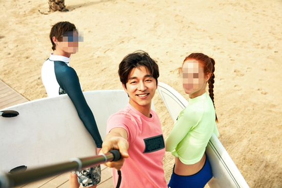 孔劉與好友在海邊自拍