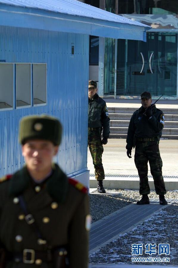 據朝鮮中央電視台1月3日報道，朝鮮最高領導人金正恩當日已下令重新開通板門店朝韓聯絡熱線，以商討朝鮮參加下月在韓國平昌舉行的2018年冬奧會事宜。 2003年2月6日拍攝的資料照片顯示，一名朝鮮人民軍士兵（前）和兩名韓國憲兵（后）分列在板門店軍事分界線兩側。 新華社記者宮一棟攝