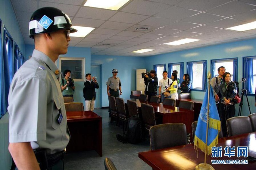 據朝鮮中央電視台1月3日報道，朝鮮最高領導人金正恩當日已下令重新開通板門店朝韓聯絡熱線，以商討朝鮮參加下月在韓國平昌舉行的2018年冬奧會事宜。 2007年10月4日拍攝的資料照片顯示，在朝鮮半島中部的板門店，兩名韓國憲兵在韓方組織記者參觀軍事分界線上的談判會場時警戒。新華社記者龔兵攝