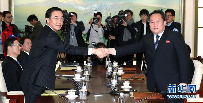 1月9日，韓方代表團團長、統一部長官趙明均（左）和朝方代表團團長、朝鮮祖國和平統一委員會委員長李善權在板門店韓方一側“和平之家”握手。