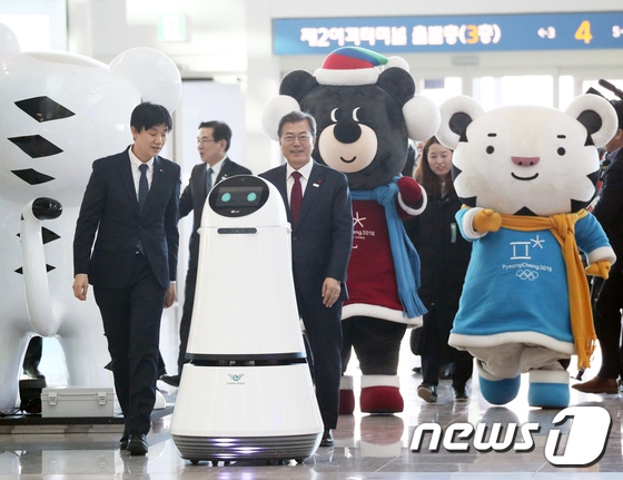 韓國總統文在寅出席仁川機場第二航站樓揭幕儀式。圖為向導機器人做介紹。