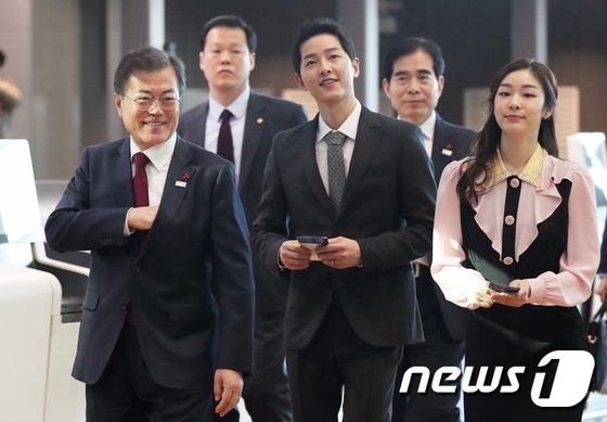 韓國總統文在寅（左）、平昌冬奧會宣傳大使金妍兒（右）、仁川機場宣傳大使宋仲基出席仁川機場新航站樓揭幕儀式。