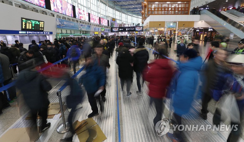 16日上午，韓國民眾在首爾火車站排隊購買“春運”車票。圖片來源：韓聯社