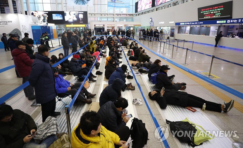 16日上午，韓國民眾在首爾火車站熬夜排隊購買返鄉車票。圖片來源：韓聯社