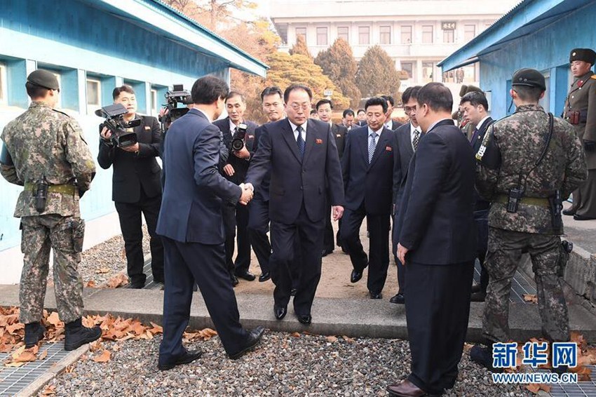 1月17日，朝方代表團團長、朝鮮祖國和平統一委員會副委員長田鐘秀（中）跨過軍事分界線前往板門店韓方一側的“和平之家”。新華社發（韓國統一部提供）