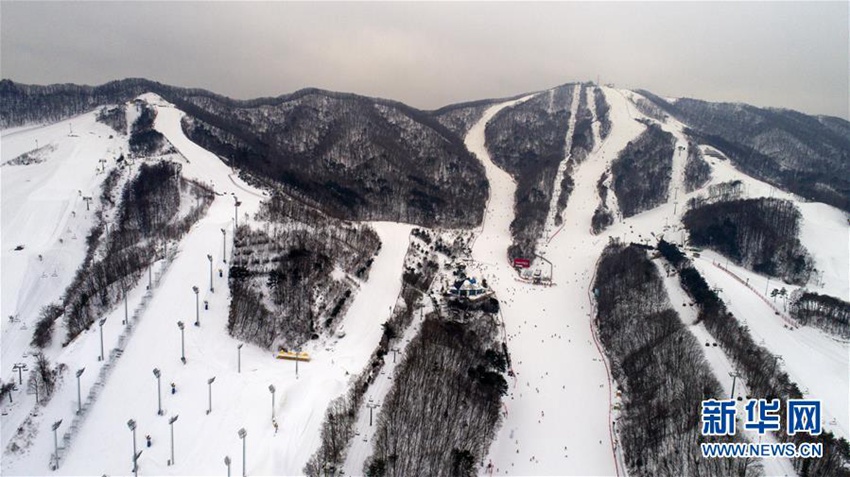 這是舉行自由式滑雪與單板滑雪比賽的鳳凰雪上公園（1月13日拍攝）。 新華社記者呂小煒攝