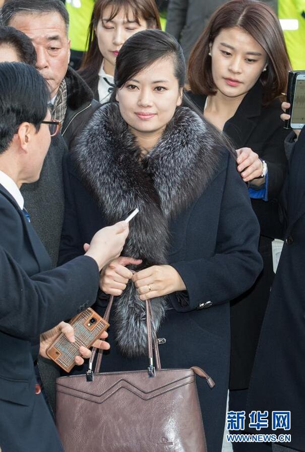 1月21日，在韓國江陵市，朝鮮三池淵管弦樂團團長玄鬆月（中）對演出場地和音響設備進行檢查。新華社發（李相浩 攝）