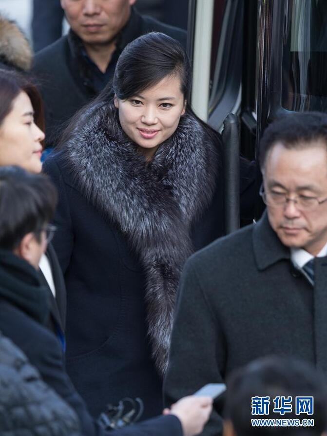 1月21日，在韓國江陵市，朝鮮三池淵管弦樂團團長玄鬆月（右二）對演出場地和音響設備進行檢查。新華社發（李相浩 攝）