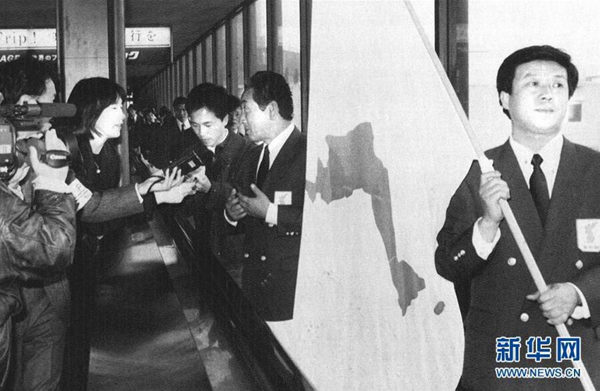 這是1991年3月25日，參加第41屆世界乒乓球錦標賽的朝鮮聯隊抵達日本成田機場后，接受各國記者採訪。新華社記者蘭紅光攝