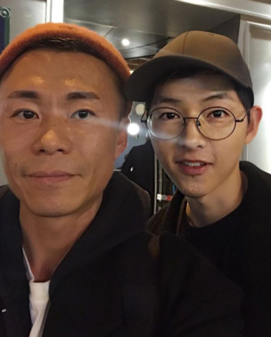 宋仲基巴黎自拍公開 戴細框眼鏡顯文藝（圖）