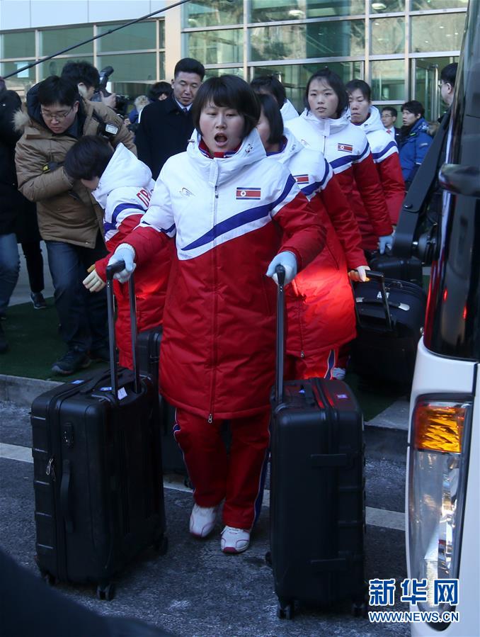 1月25日，朝鮮女子冰球隊隊員通過朝韓邊境的韓國京畿道坡州市京義線韓朝出入境事務所進入韓國。新華社發