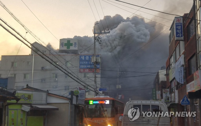 韓國密陽市世宗醫院26日發生火災，事故已造成33人遇難，79人受傷。