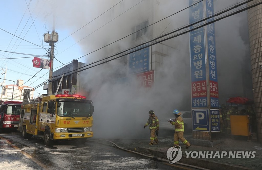 韓國密陽市世宗醫院26日發生火災，事故已造成33人遇難，79人受傷。