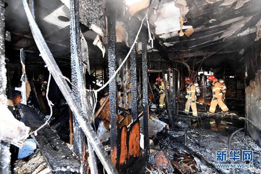 1月26日，在韓國慶尚南道密陽市，消防人員在被燒毀的醫院內工作。新華社/紐西斯通訊社