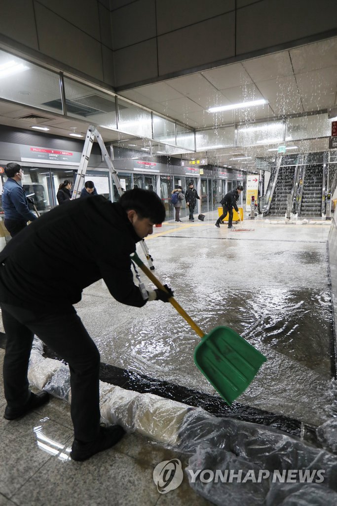 寒潮來襲！韓國一地鐵站水管凍裂【組圖】【3】