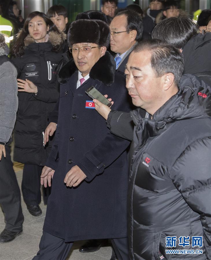 2月1日，朝鮮平昌冬奧體育代表團團長元吉宇（中）抵達韓國江原道襄陽國際機場。 當日，朝鮮平昌冬奧體育代表團抵達韓國。新華社發（李相浩攝）