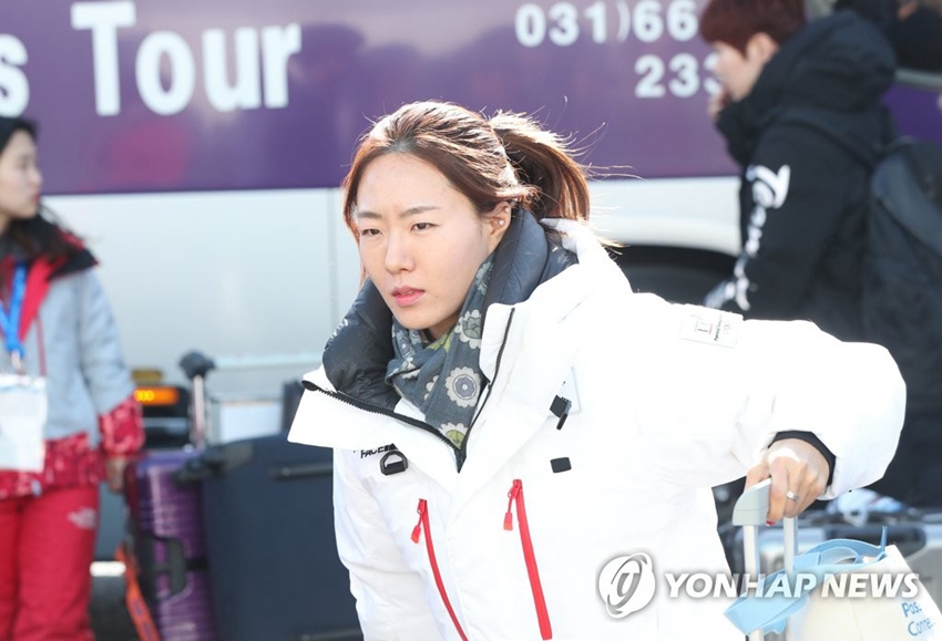 韓國速度滑冰名將李相花6日下午抵達2018平昌冬奧會江陵選手村。