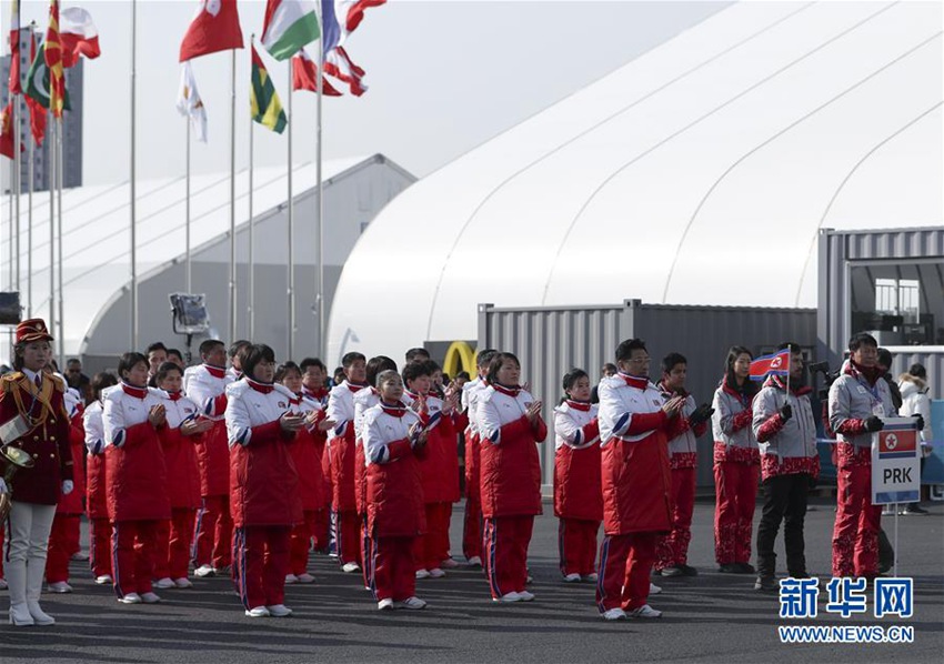 2月8日，朝鮮體育代表團成員在升旗儀式上。新華社記者韓岩攝