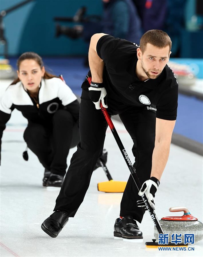 2月13日，俄羅斯奧運選手布雷茲加洛娃（后）和克羅舍林斯基在比賽中。新華社記者馬平攝