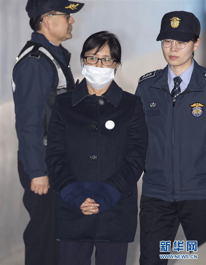 2月13日，在韓國首爾，崔順實（中）抵達首爾中央地方法院出席庭審。新華社發（李相浩攝）