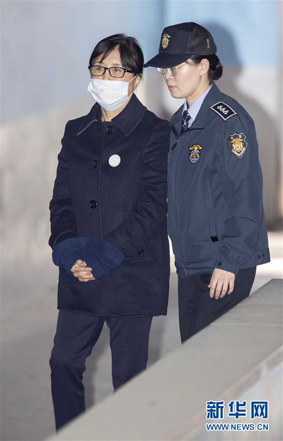 2月13日，在韓國首爾，崔順實（左）抵達首爾中央地方法院出席庭審。新華社發（李相浩攝）