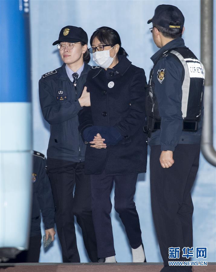 2月13日，在韓國首爾，崔順實（中）出席庭審后准備離開首爾中央地方法院。新華社發（李相浩攝）