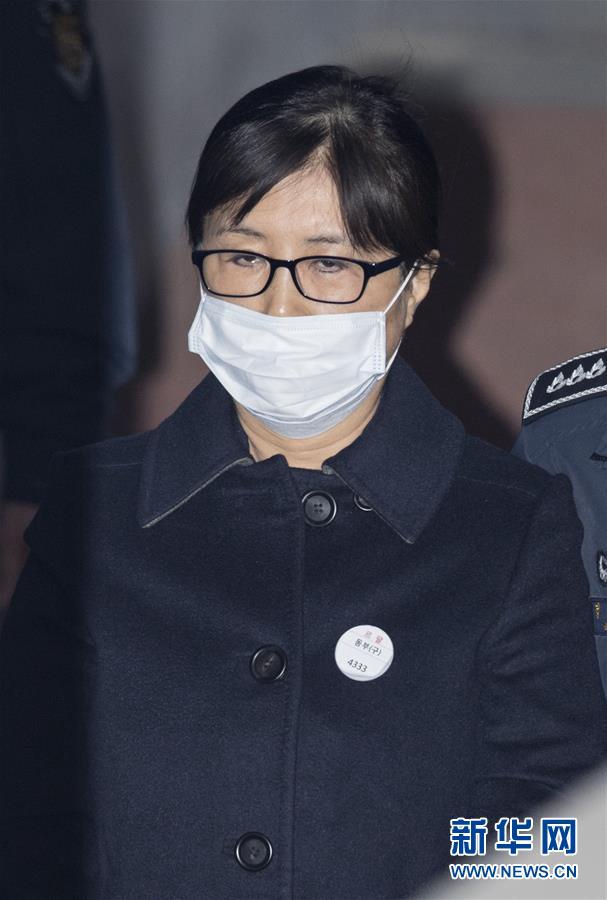 2月13日，在韓國首爾，崔順實抵達首爾中央地方法院出席庭審。新華社發（李相浩攝）