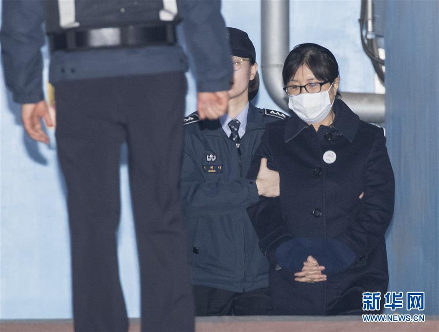 2月13日，在韓國首爾，崔順實（右）出席庭審后准備離開首爾中央地方法院。新華社發（李相浩攝）