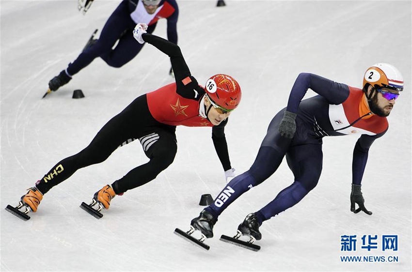 2月13日，中國選手任子威（中）和荷蘭選手克奈格特在比賽中。新華社記者王昊飛攝