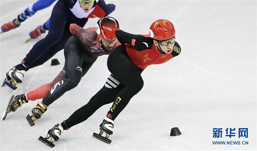 2月13日，中國選手武大靖（右一）在比賽中。新華社記者王昊飛攝