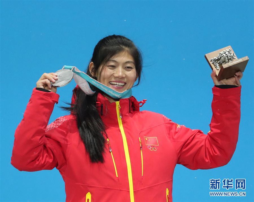 2月13日，獲得亞軍的中國選手劉佳宇在頒獎儀式上。新華社記者白雪飛攝 