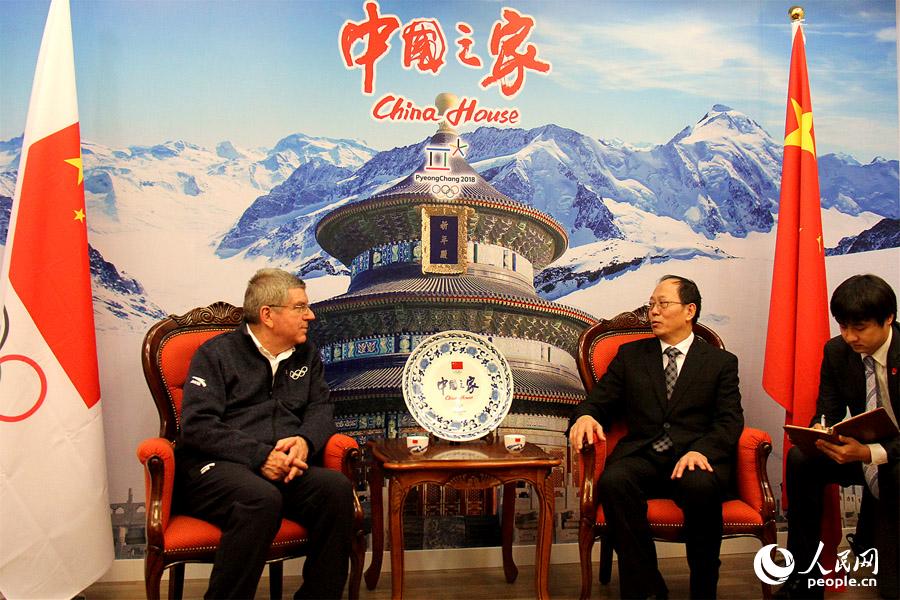 2018年2月15日，中國體育代表團新春招待會在“中國之家”舉行。中國奧委會主席苟仲文會見國際奧委會主席巴赫。 陳尚文攝