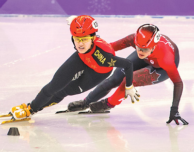 17日，中國選手李靳宇（左）在平昌冬奧會短道速滑女子1500米決賽中。
