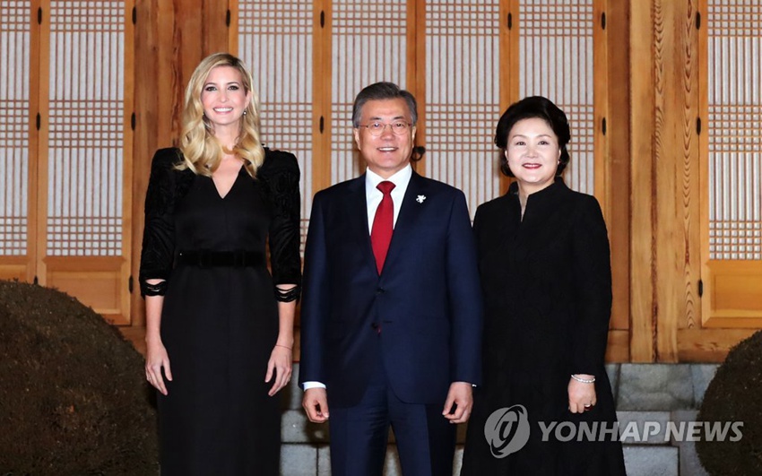 韓國總統文在寅夫婦在青瓦台設晚宴，歡迎伊萬卡來訪。